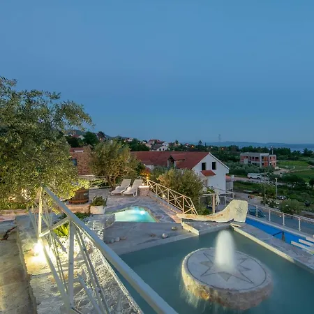 The Hidden Treasure Village - Entire Willa