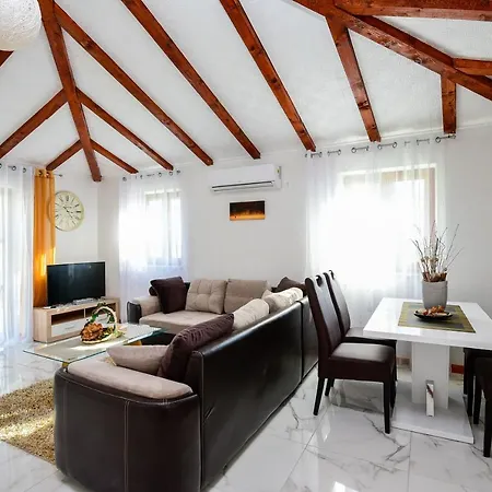 The Hidden Treasure Village - Entire Willa